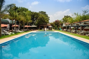 Piscina all'aperto, ombrelloni da piscina, lettini