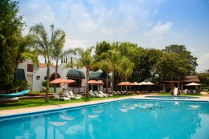 Outdoor pool, open 9:00 AM to 8:00 PM, pool umbrellas, sun loungers - Bungalows Lolita (Ixtapan de la Sal)