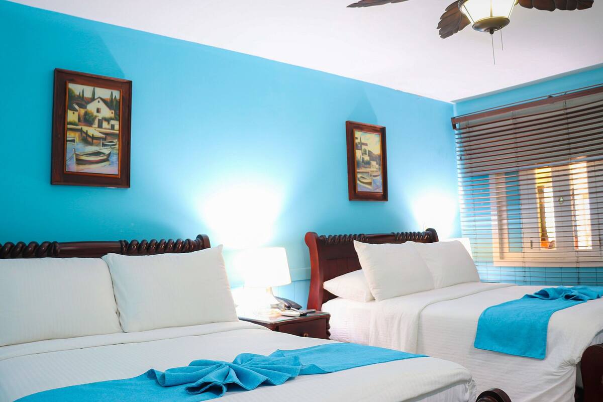 Family Quadruple Room | Peralatan tempat tidur premium, gebar bulu kapas, bar mini 