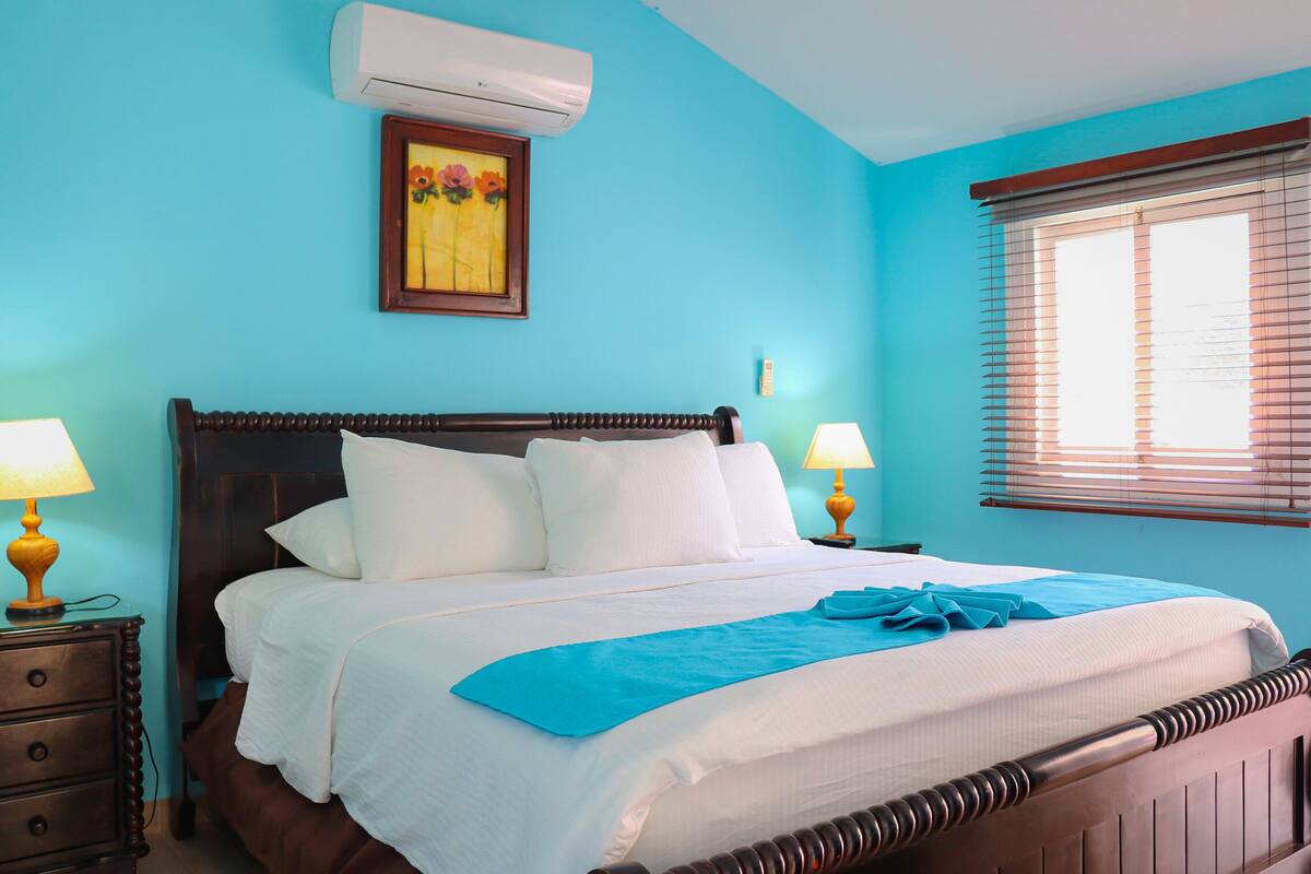 Deluxe Room, Tower | Peralatan tempat tidur premium, gebar bulu kapas, bar mini 