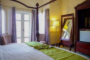 Habitación Deluxe, 1 cama de matrimonio grande, vistas al mar | Ropa de cama de alta calidad, edredones de plumas, minibar y caja fuerte