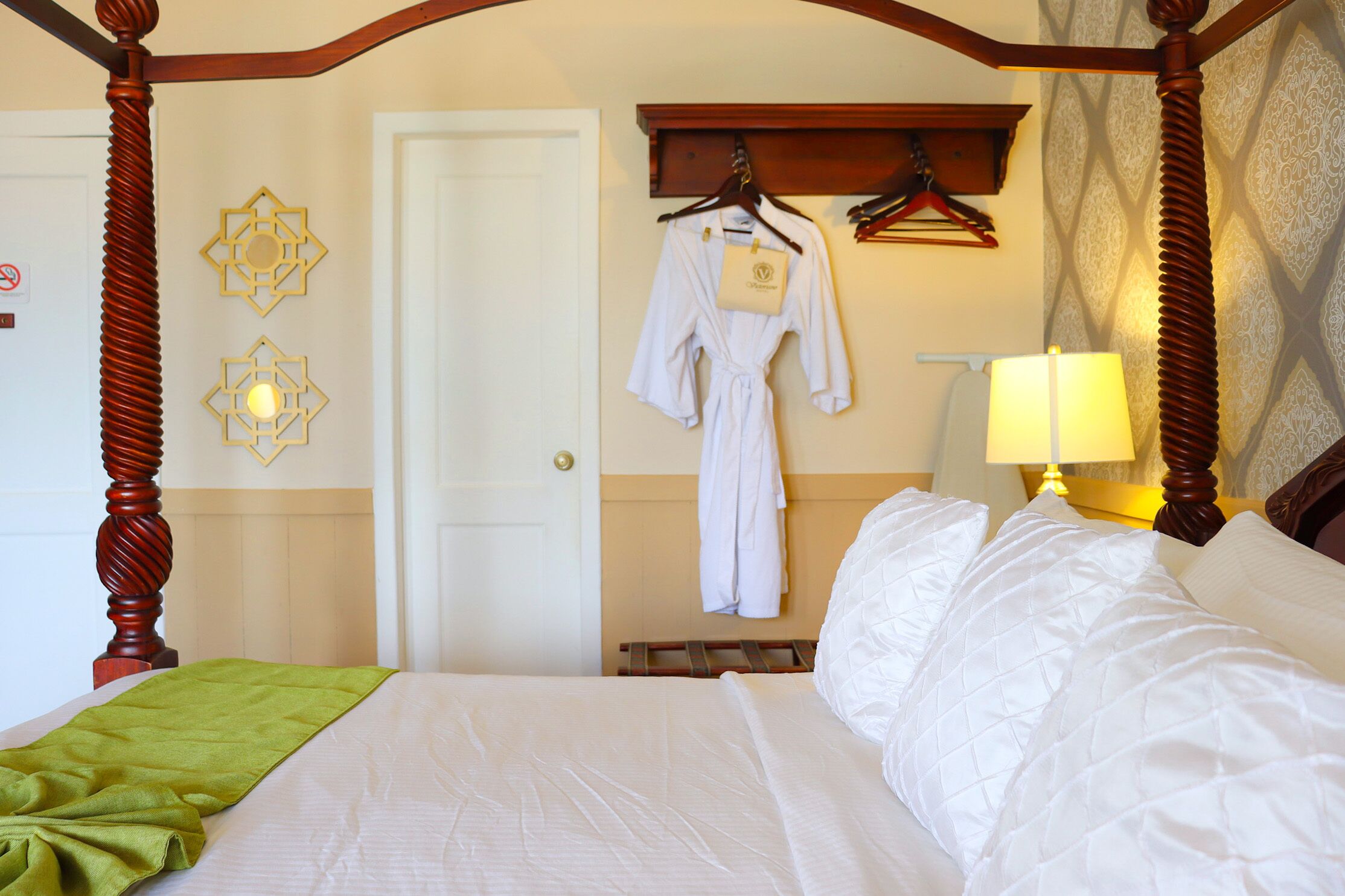 deluxe room, 1 king bed, sea view | premium bedding, down duvets, minibar, in-room safe