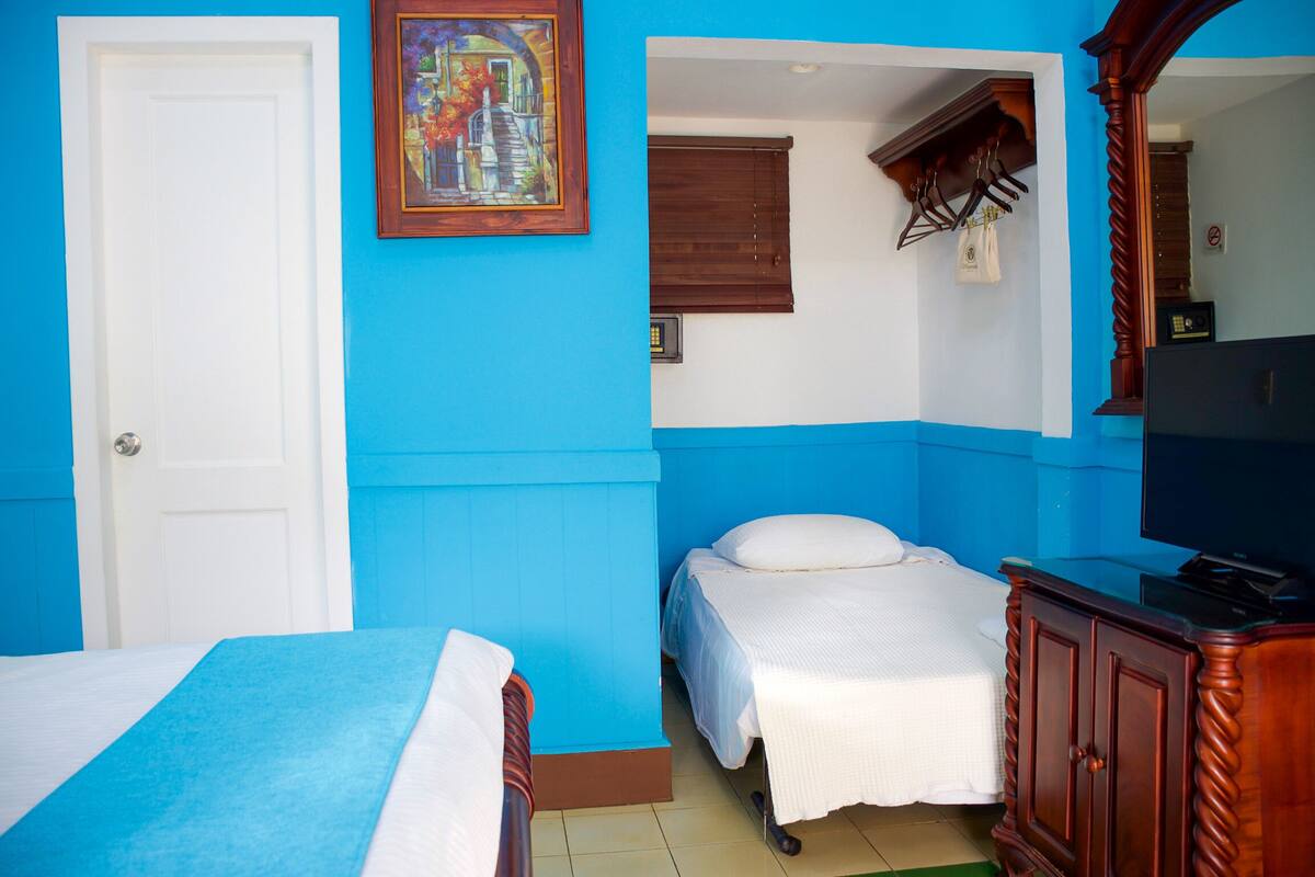 Standard Triple Room | Peralatan tempat tidur premium, gebar bulu kapas, bar mini 