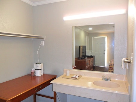 Room, 1 King Bed, Non Smoking | Bathroom sink