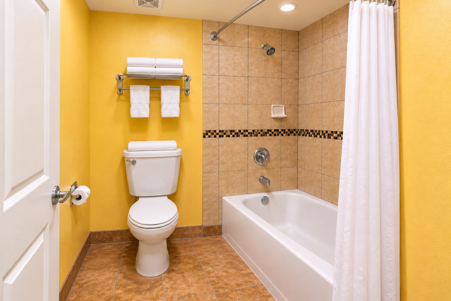 Une salle de bain avec des toilettes, une baignoire et une douche.