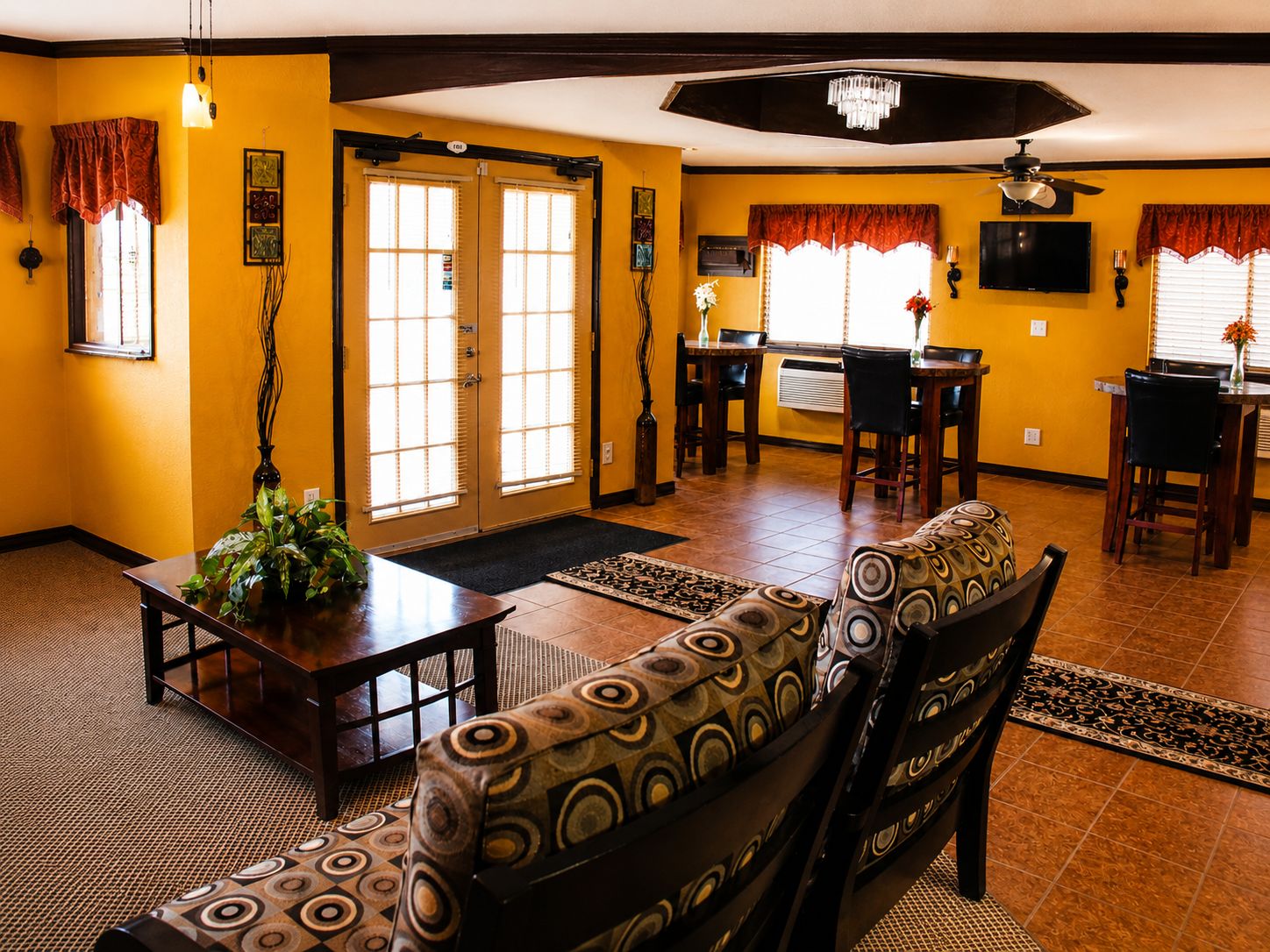 Una sala de estar con un sofá, una mesa de comedor y un televisor.