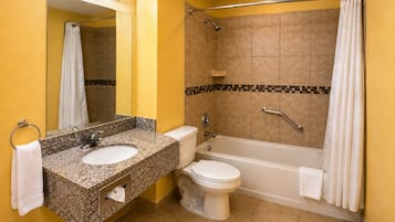 Un baño con lavabo, inodoro y bañera.
