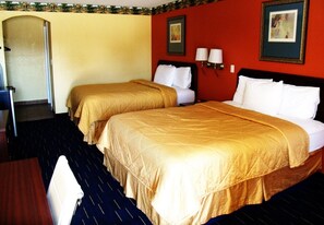 Standard-huone, 2 keskisuurta parisänkyä | Työpöytä, äänieristys, silitysrauta/-lauta, lisävuoteet