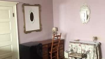 Habitación, 1 cama de matrimonio, terraza | Tabla de planchar con plancha, wifi gratis, ropa de cama