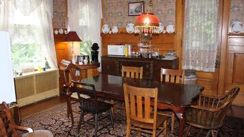 Free daily continental breakfast