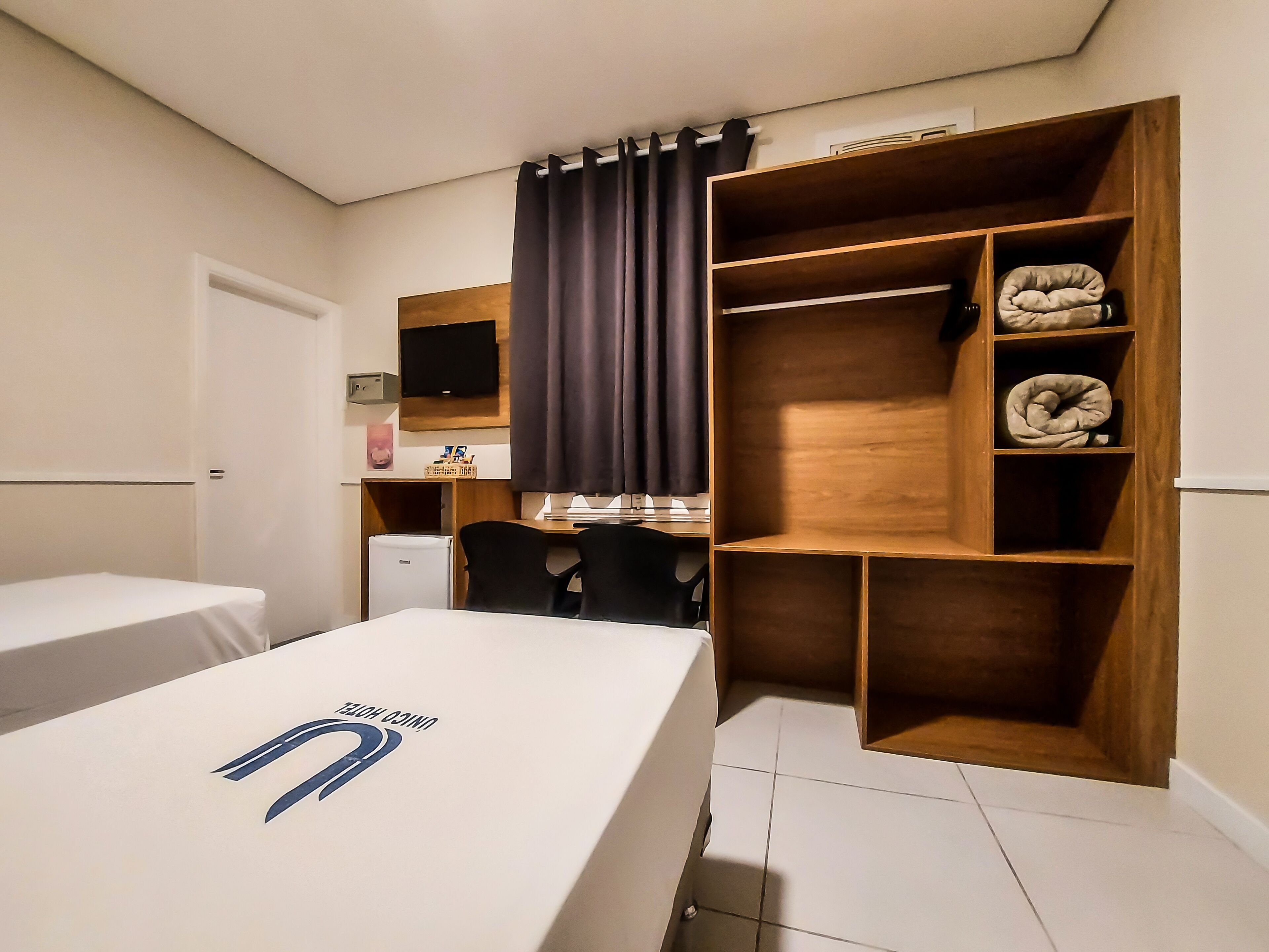 standard twin room | 1 bedroom, in-room safe, desk, laptop workspace