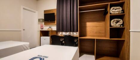Standard Twin Room | 1 bedroom, in-room safe, desk, laptop workspace