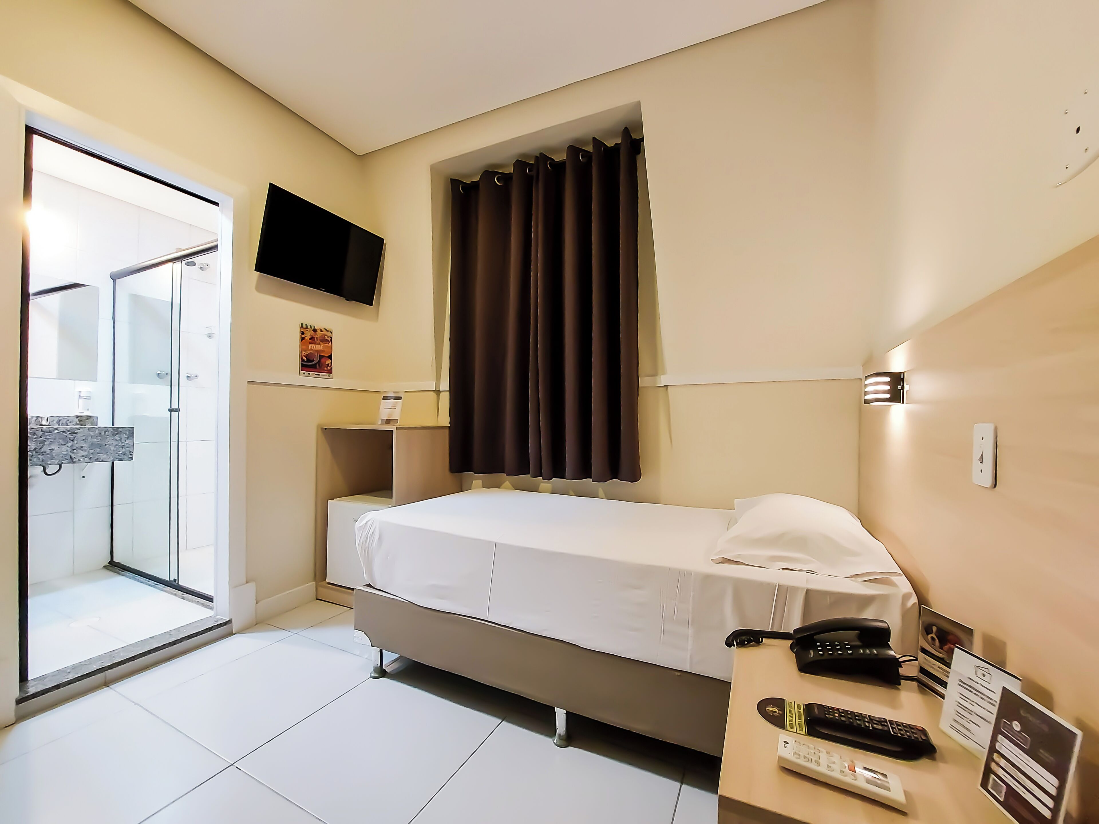 basic single room | 1 bedroom, in-room safe, desk, laptop workspace