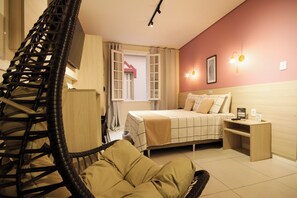 In-room safe, desk, laptop workspace, blackout drapes - Hotel Itamarati Centro - República (São Paulo)