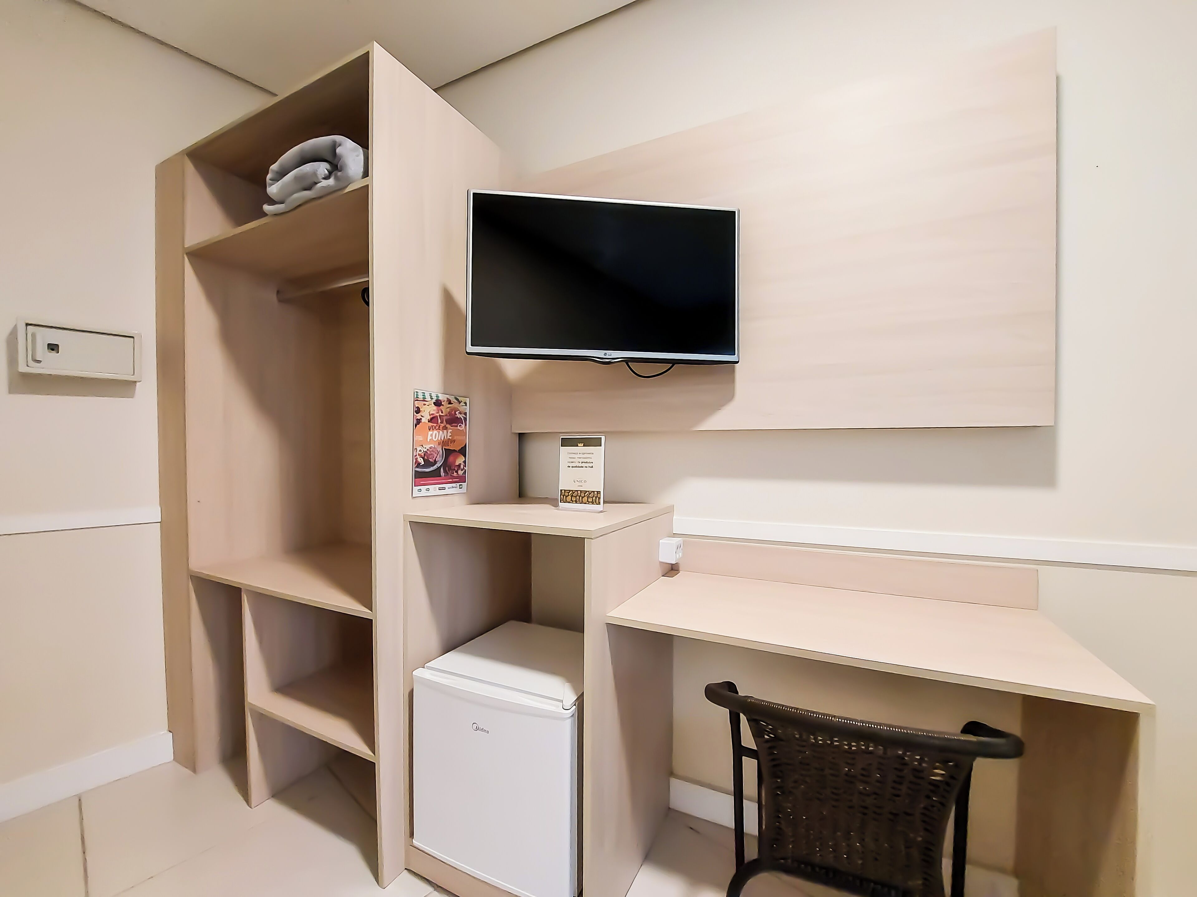 standard single room | 1 bedroom, in-room safe, desk, laptop workspace