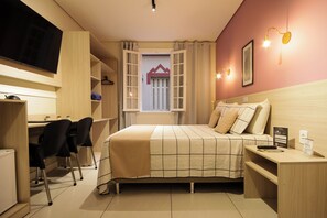 Camera Premium | Una cassaforte in camera, una scrivania, postazione laptop