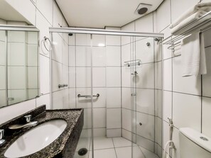 Een douche, een haardroger, handdoeken, zeep