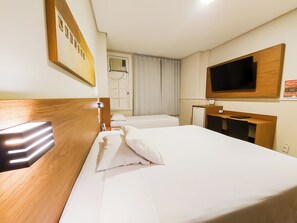 In-room safe, desk, laptop workspace, blackout drapes - Hotel Itamarati Centro - República (São Paulo)