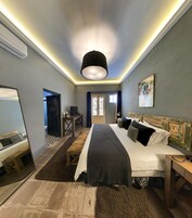 Suíte júnior, 1 cama King | Roupas de cama premium, cofres nos quartos, quartos à prova de som