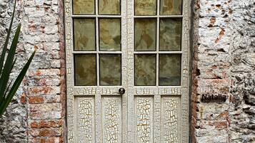 Suite junior, 1 cama King size | Ropa de cama de alta calidad y caja de seguridad en la habitación