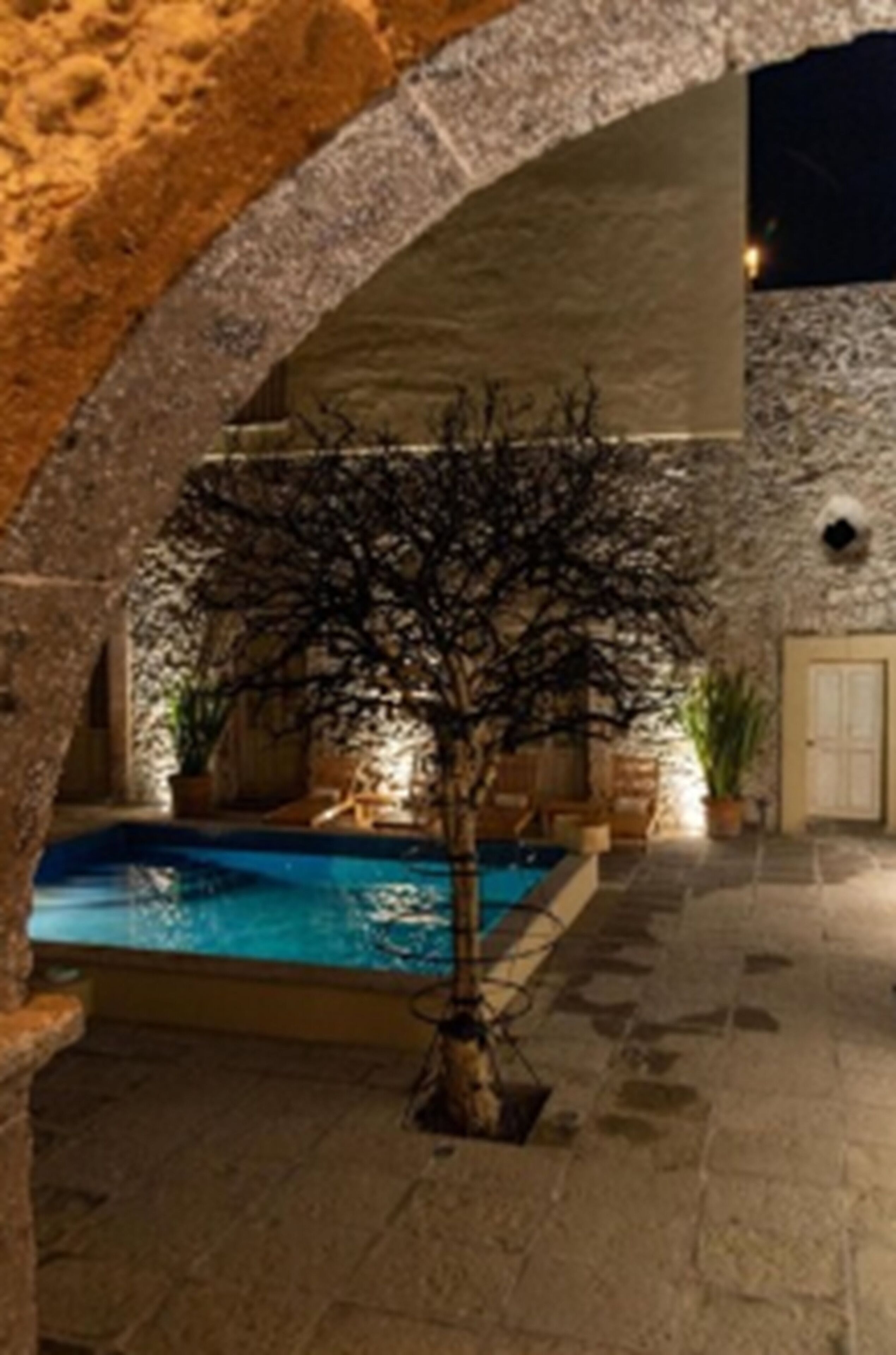 Una piscina al aire libre, cabañas de piscina gratuitas, sombrillas