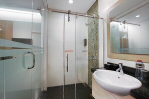 Standard Room | Kylpyhuone | Suihku, ilmaiset hygieniatuotteet, tohvelit, pyyhkeet