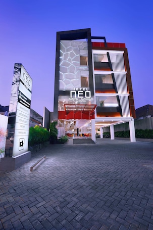 Front of property – evening/night. Hotel Neo Gubeng - Surabaya by ASTON