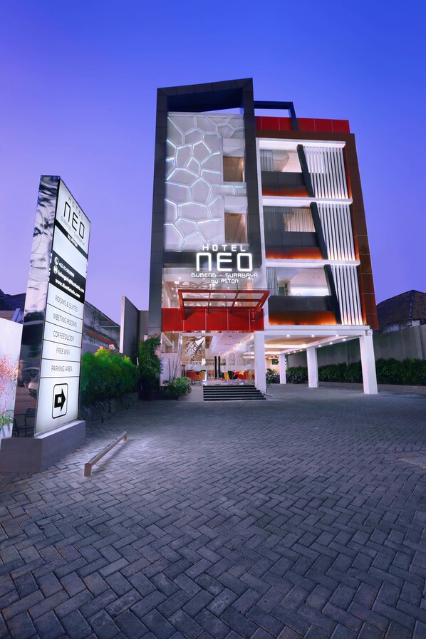 Front of property - evening/night - Hotel Neo Gubeng - Surabaya by ASTON (Surabaya)