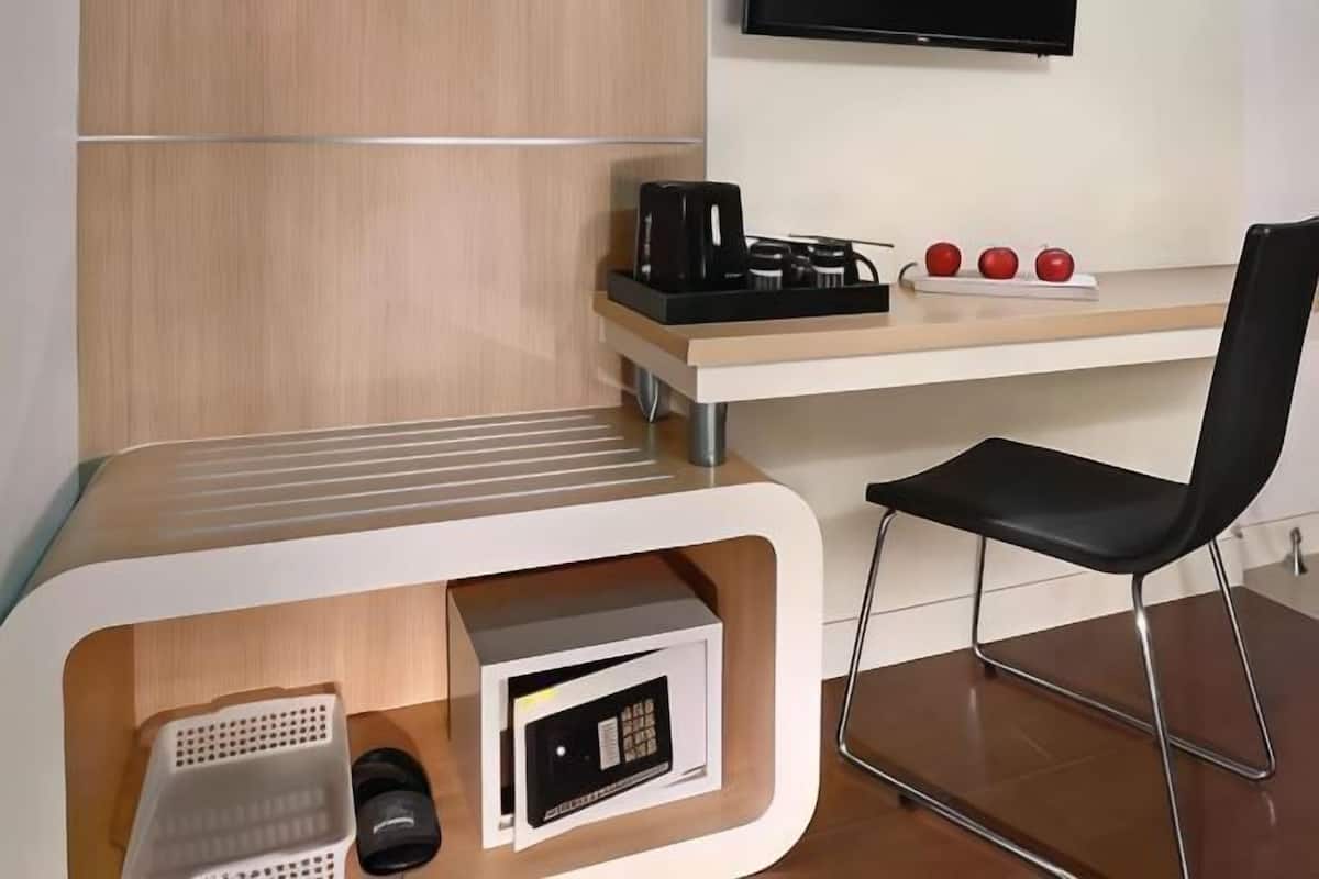 Peti besi dalam bilik, meja, ruang kerja komputer riba, Wi-fi percuma