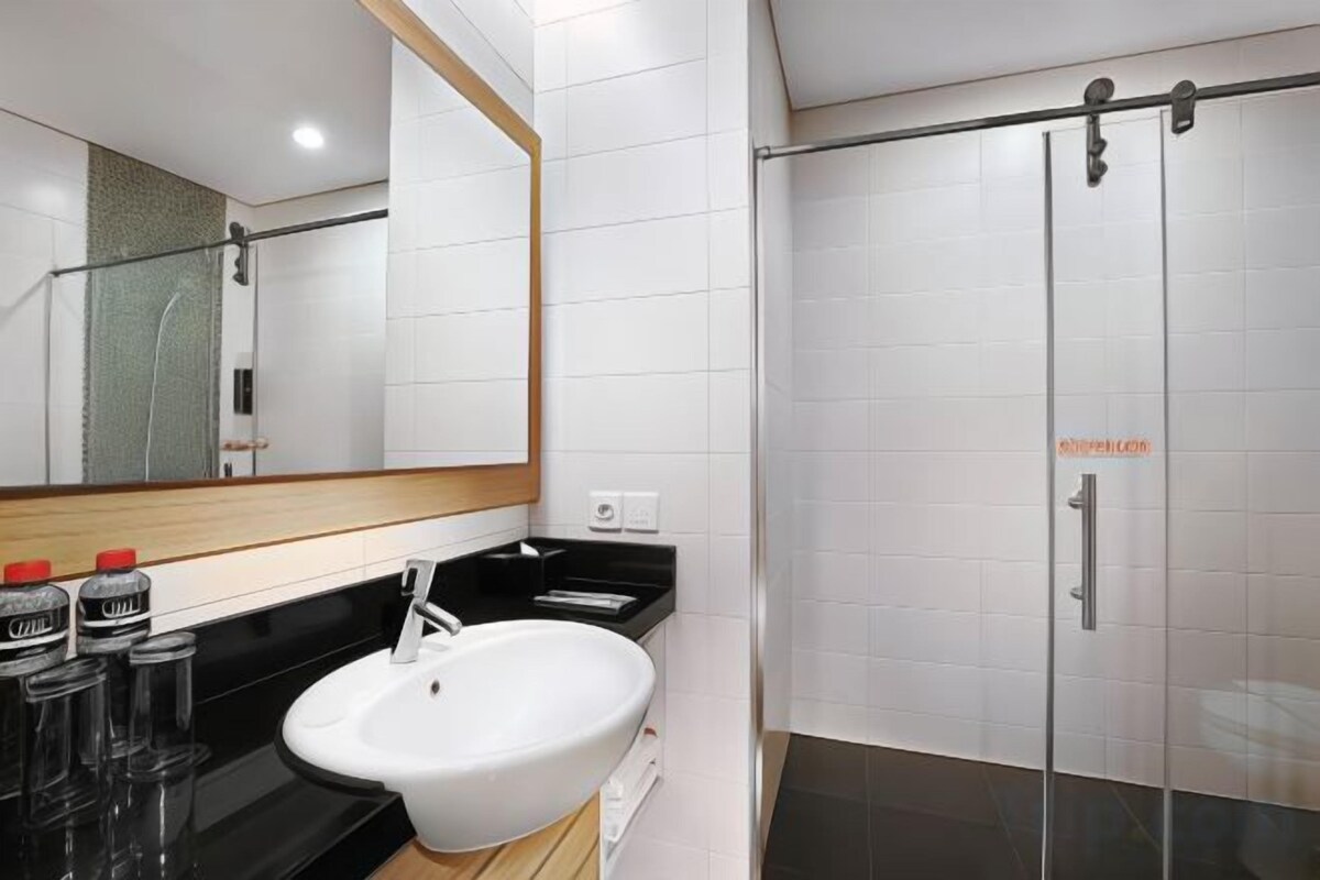 Shower, free toiletries, slippers, towels