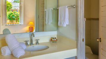 Classic Room | Bathroom | Shower, free toiletries, hair dryer, towels
