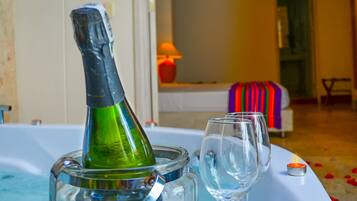 Deluxe Room | Minibar, in-room safe, desk, free WiFi