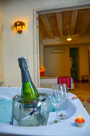 Quarto luxo | Frigobar, cofres nos quartos, escrivaninha, Wi-Fi de cortesia