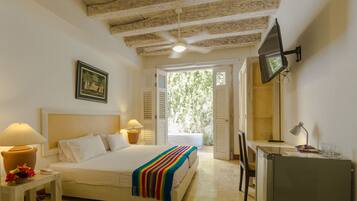 Deluxe Room | Minibar, in-room safe, desk, free WiFi