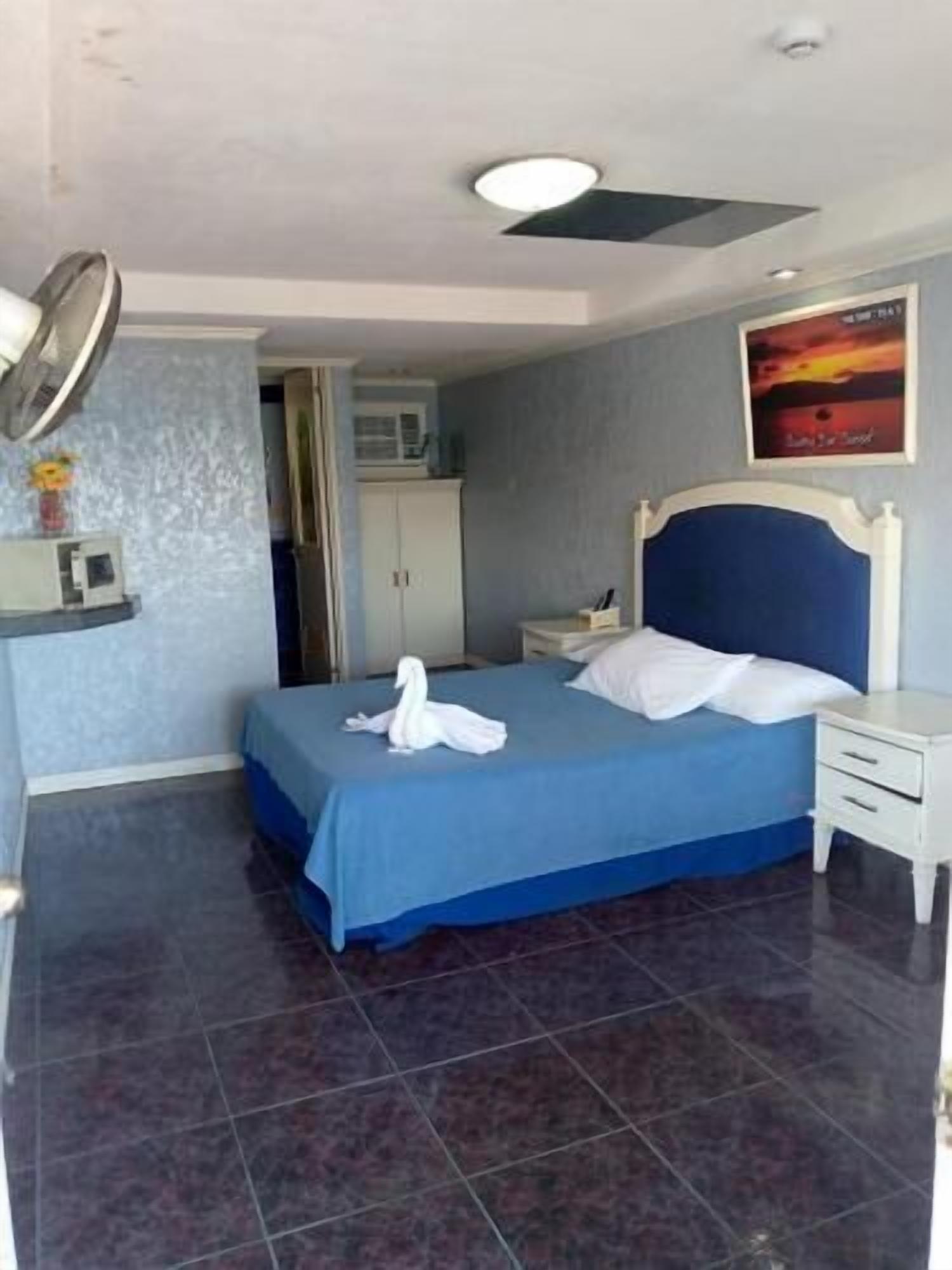 Desk, rollaway beds, bed sheets