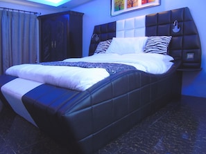 Elite Apartment, 1 King Bed, Kitchen | Desk, rollaway beds, bed sheets - Blue Rock Beach Resort (Olongapo)