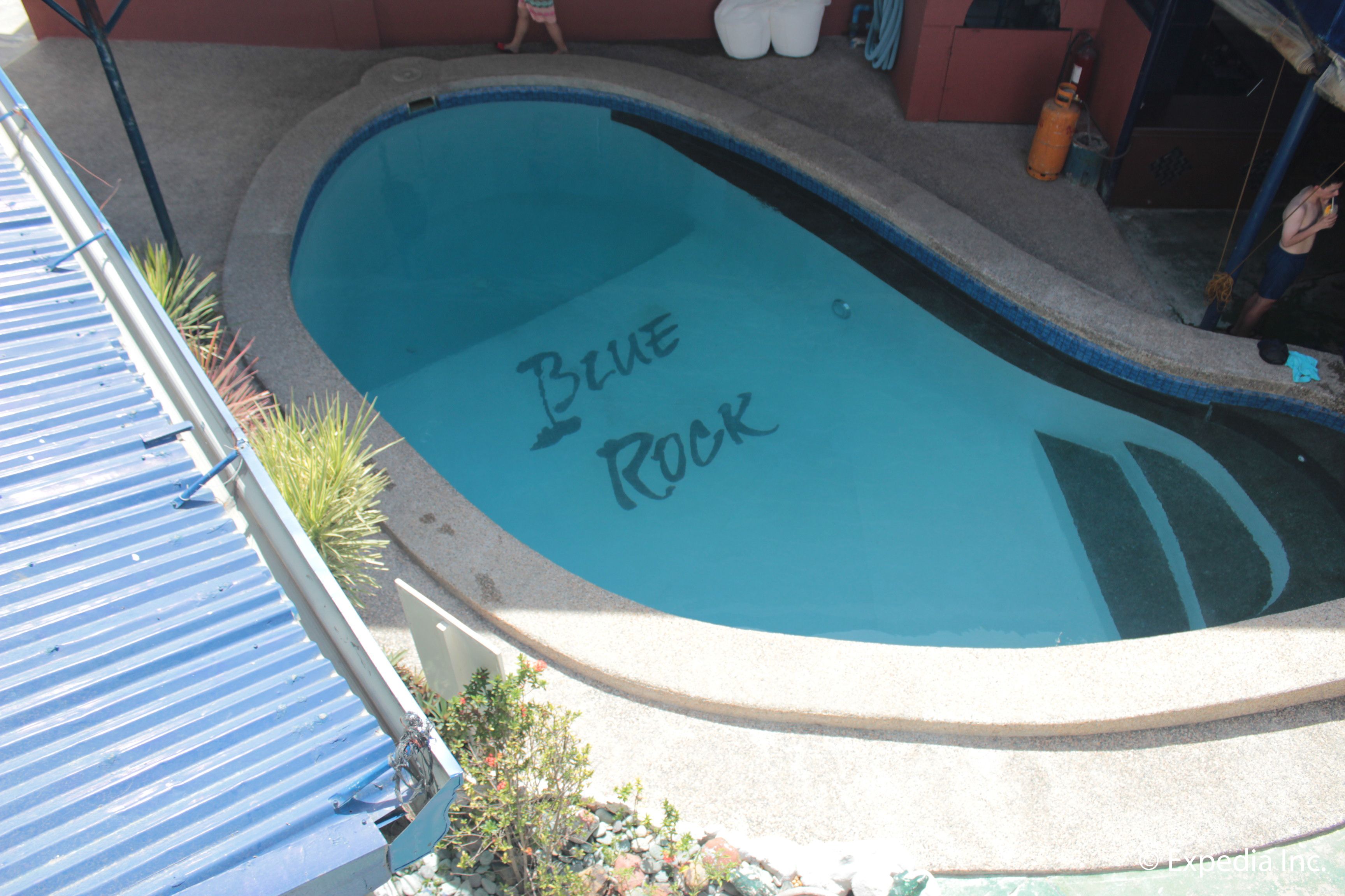 Egy úszómedence, a víz felszínén a „Blue Rock” felirattal.