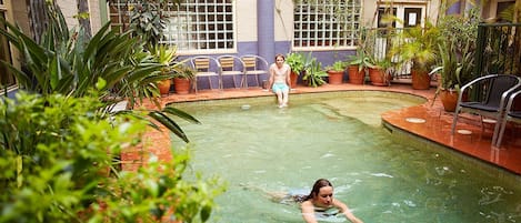 Una piscina al aire libre de temporada