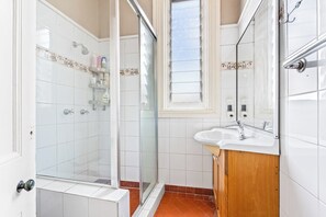 In-room safe, free WiFi, bed sheets - Newtown Backpackers (Newtown)