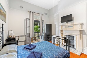 Habitación cuádruple económica, 1 habitación | Caja fuerte, wifi gratis, ropa de cama