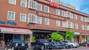 L’hôtel Masai Utama, avec une enseigne indiquant « Rumah Tumpangan » et un café appelé « The Cafe ».
