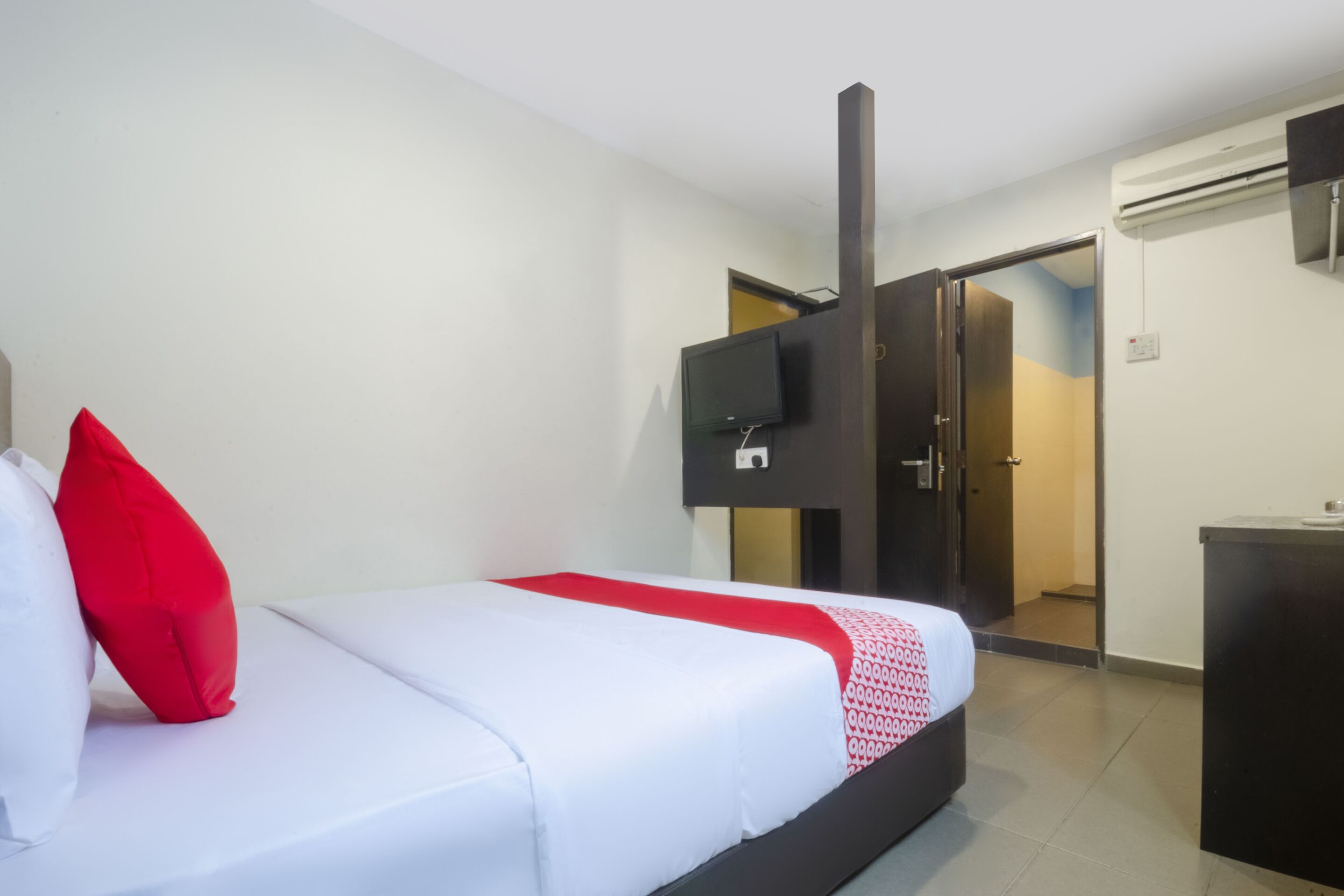 Free WiFi, bed sheets