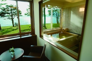 Deluxe Twin Room, Lake View | Deep-soaking bathtub - Lakeside Villa Suimeikaku (Chitose)