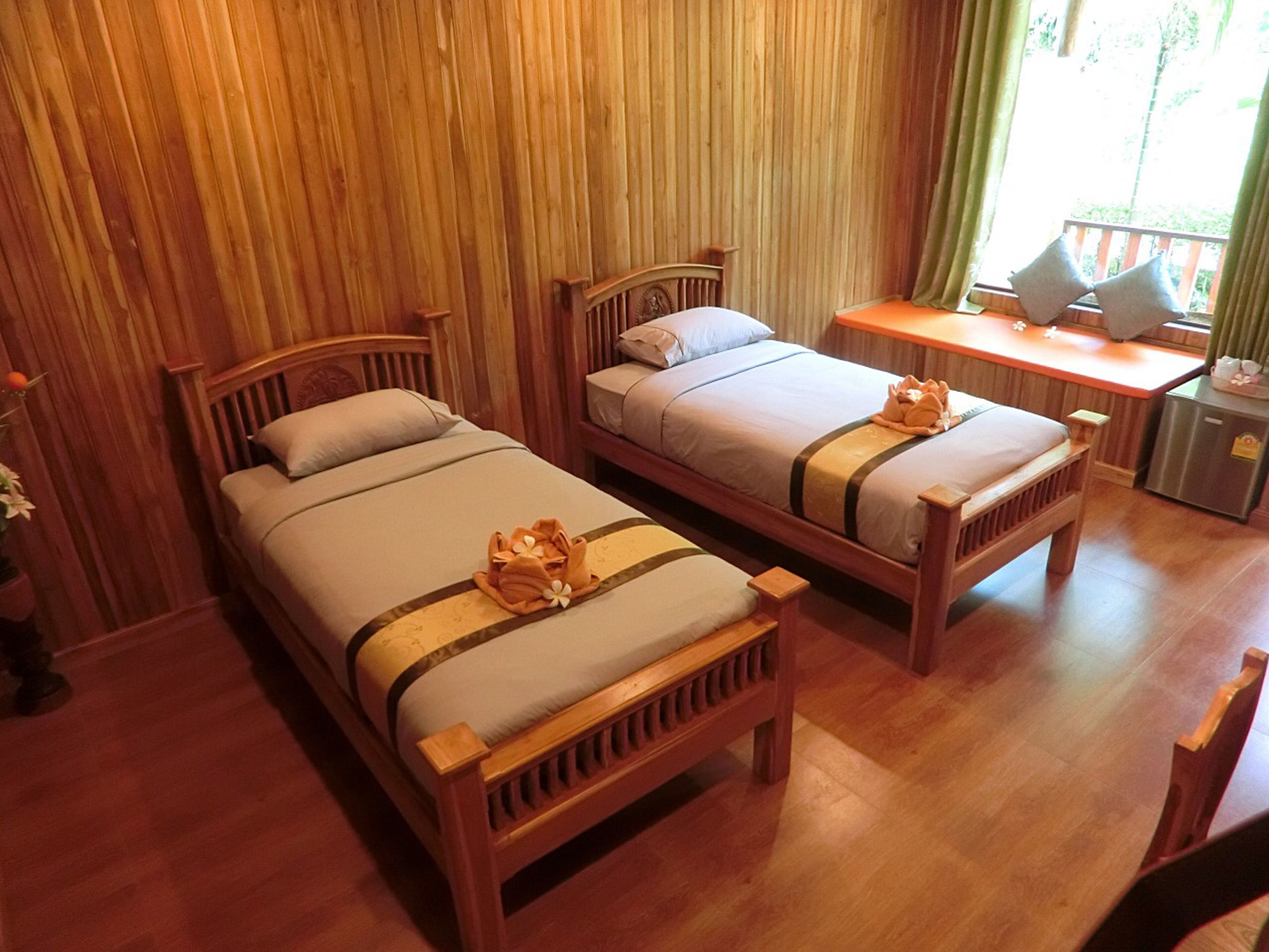 standard twin room | in-room safe, desk, free wifi