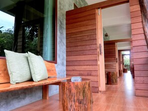 Habitación doble estándar | Caja de seguridad en la habitación, escritorio y wifi gratis 