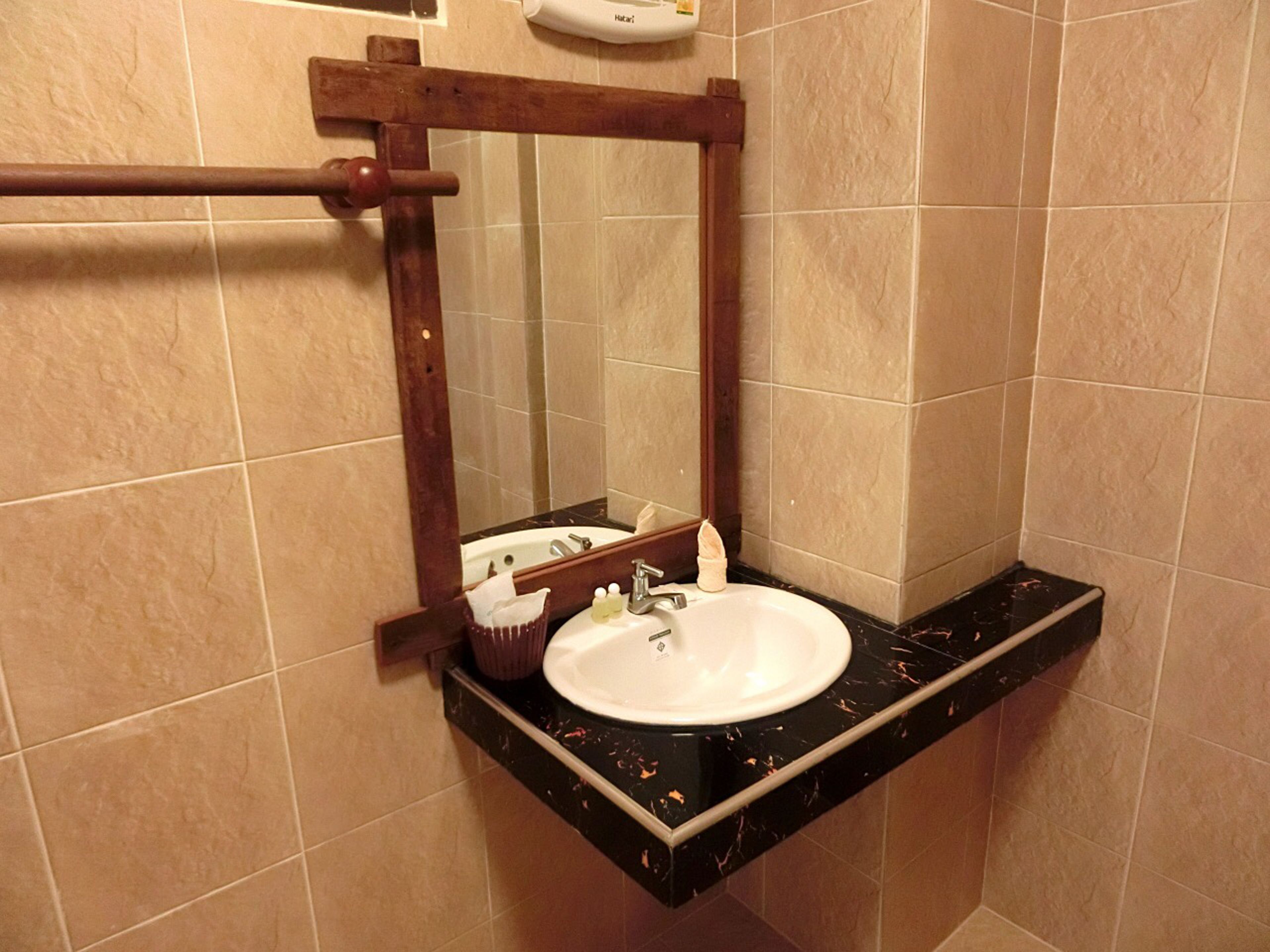 standard twin room | bathroom | shower, free toiletries, hair dryer, towels