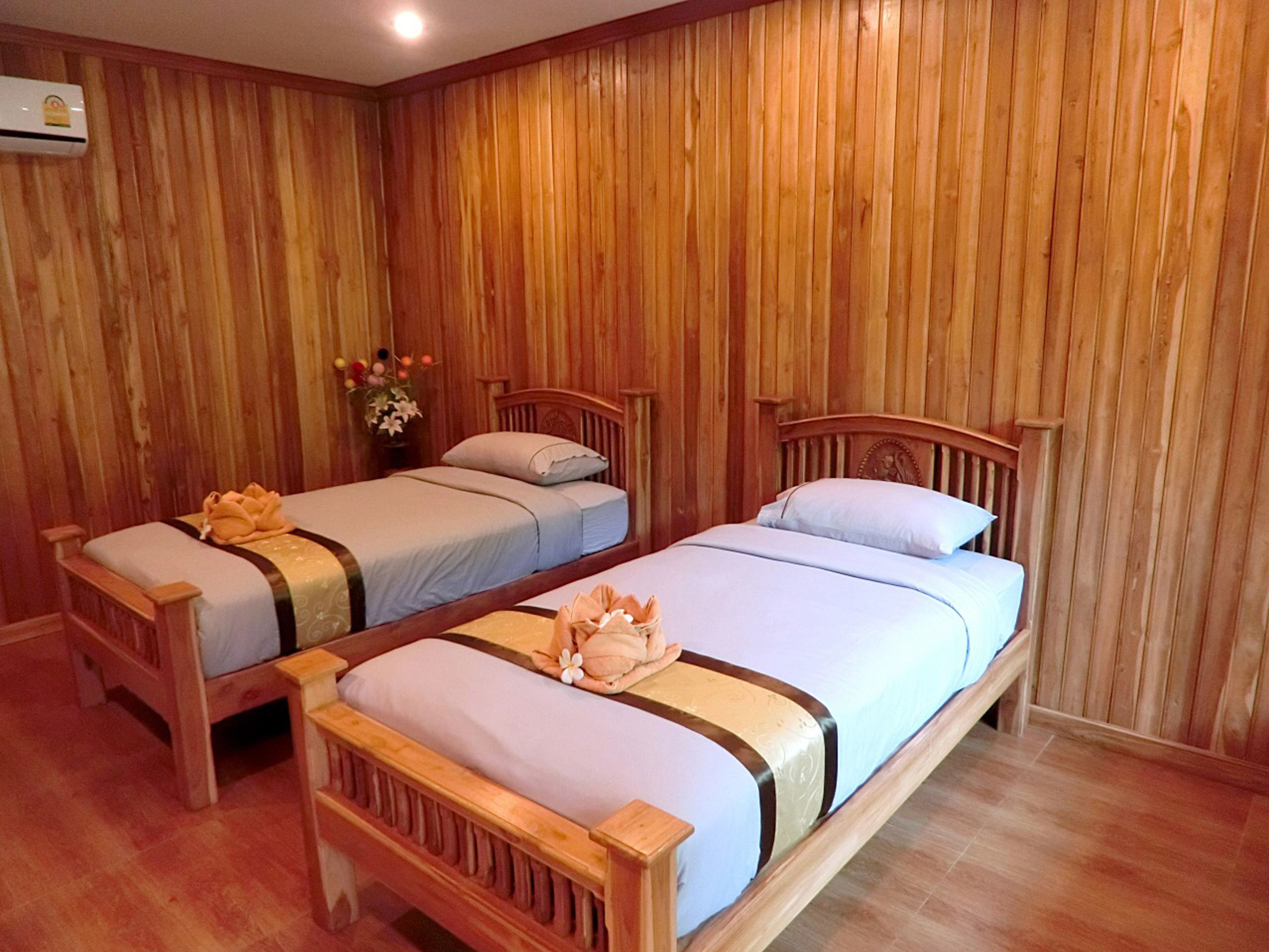 standard twin room | in-room safe, desk, free wifi