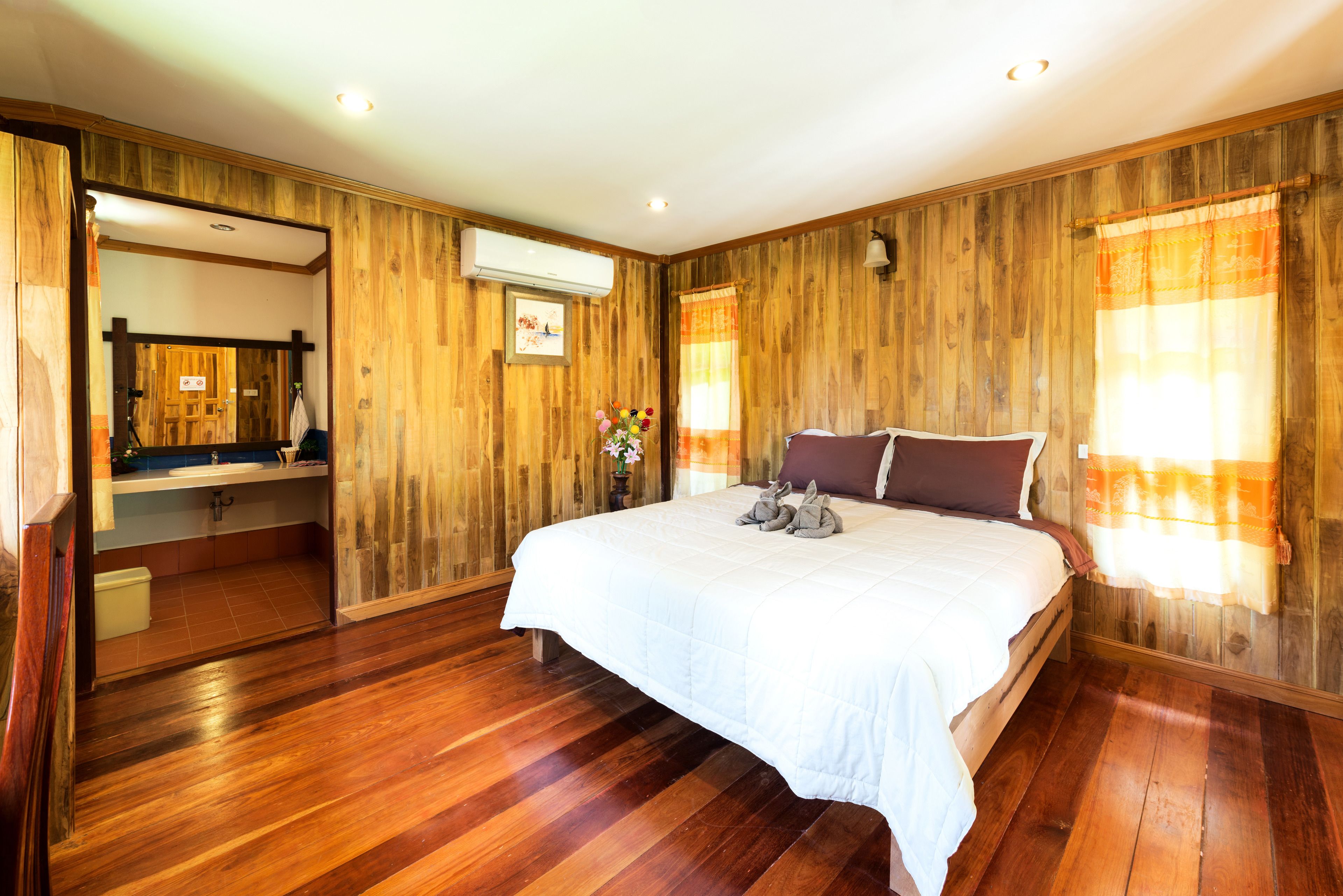 standard cottage room | in-room safe, desk, free wifi