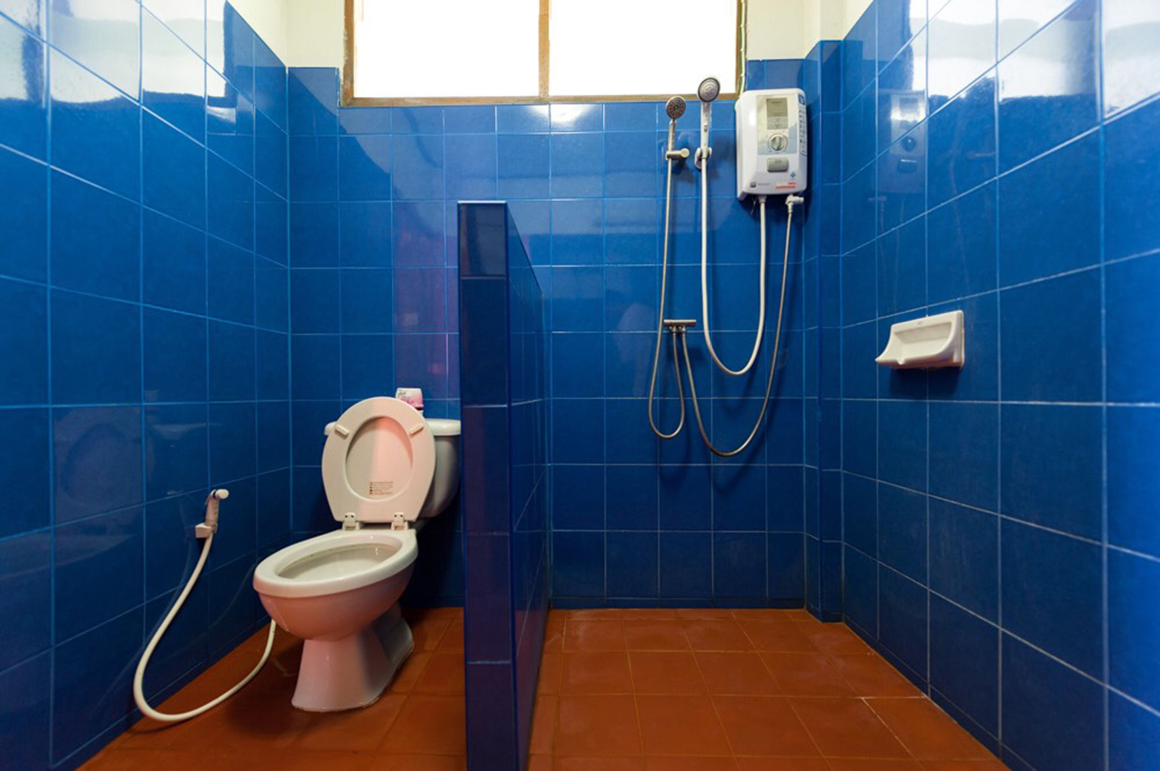 standard cottage room | bathroom | shower, free toiletries, hair dryer, towels