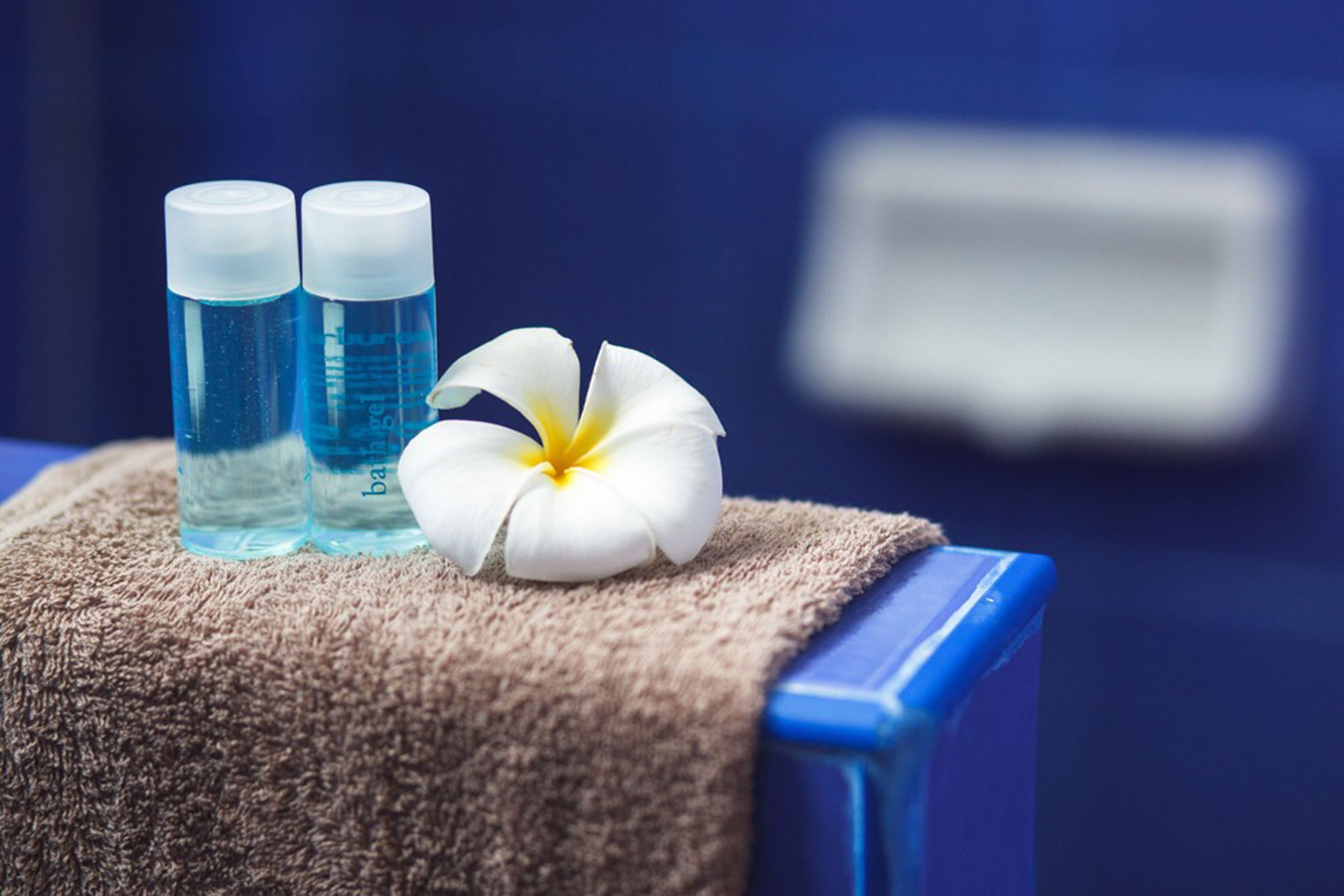 standard cottage room | bathroom | shower, free toiletries, hair dryer, towels